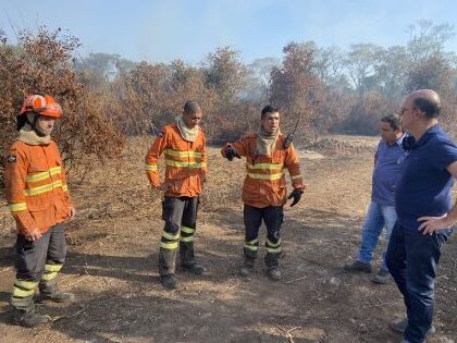 Parlamentares acompanham trabalho de equipe de bombeiros no combate aos incêndios do Pantanal