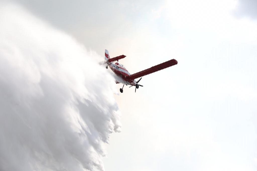 S.T. LEVERGE: Aeronave e helicóptero são usados para apagar incêndio no Morro de Santo Antônio