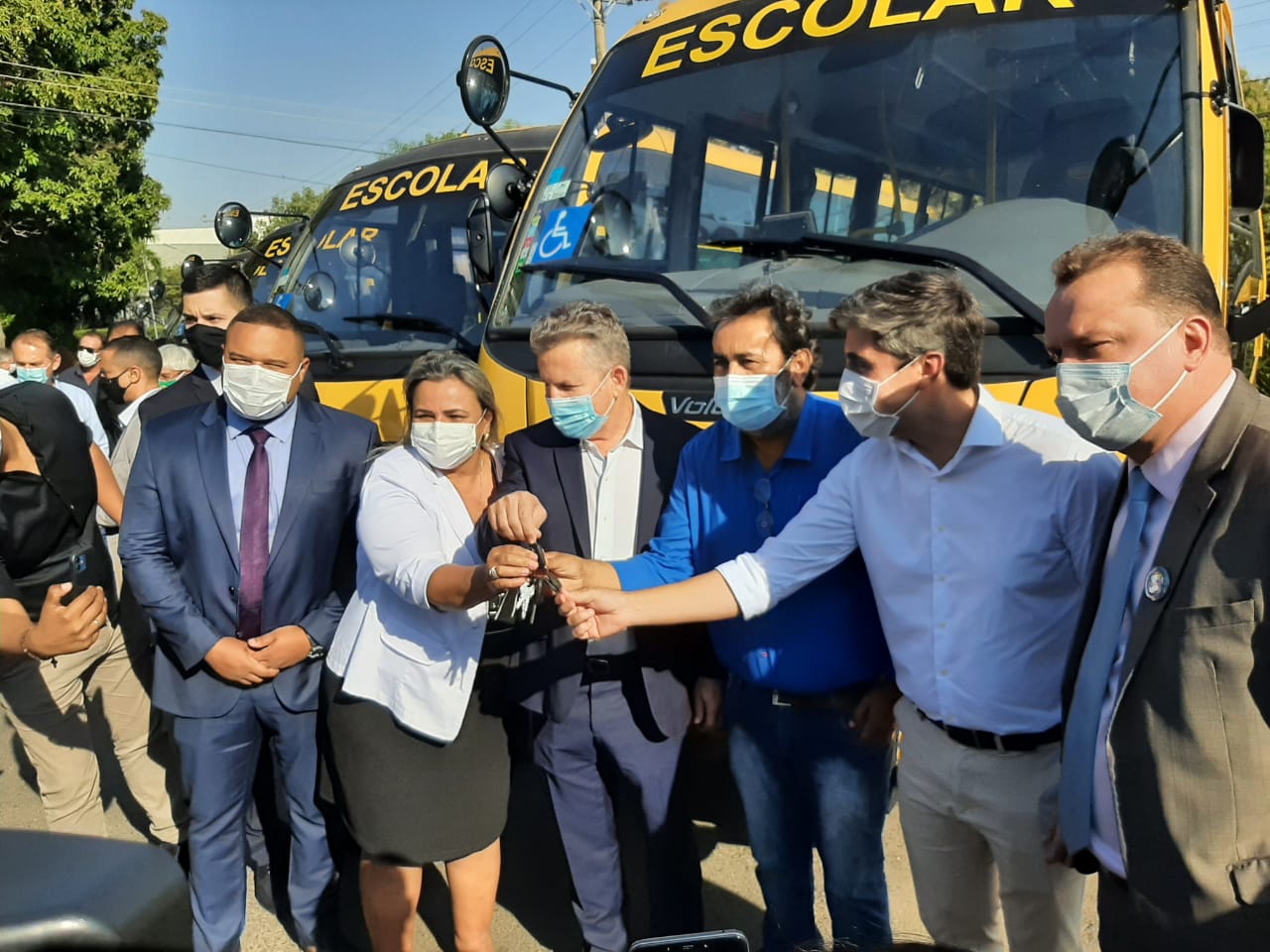 Poconé e mais quatro municípios são contemplados com microônibus novos para estruturar o transporte escolar