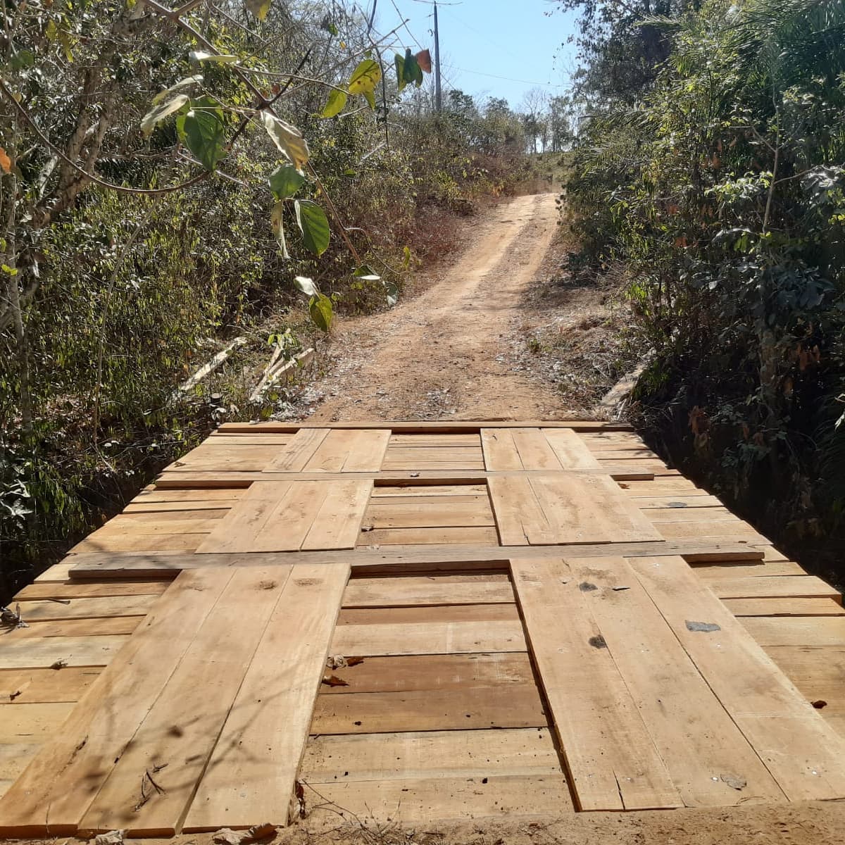 POCONÉ: Prefeitura continua com recuperação de pontes de madeira na zona rural