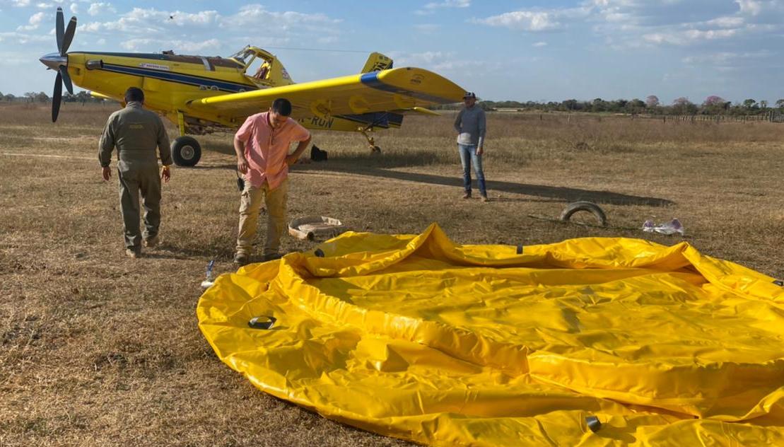 COMBATE A QUEIMADAS: Avião pousa no pantanal em Poconé após limpeza de campo de aviação