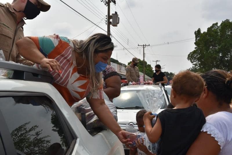 POCONÉ: Crianças recebem brinquedos pelas ruas da cidade em caravana da prefeitura e corpo de bombeiros