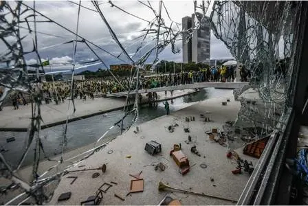 Lula volta ao Planalto para reunião com Rosa Weber após ataques que destruíram o palácio