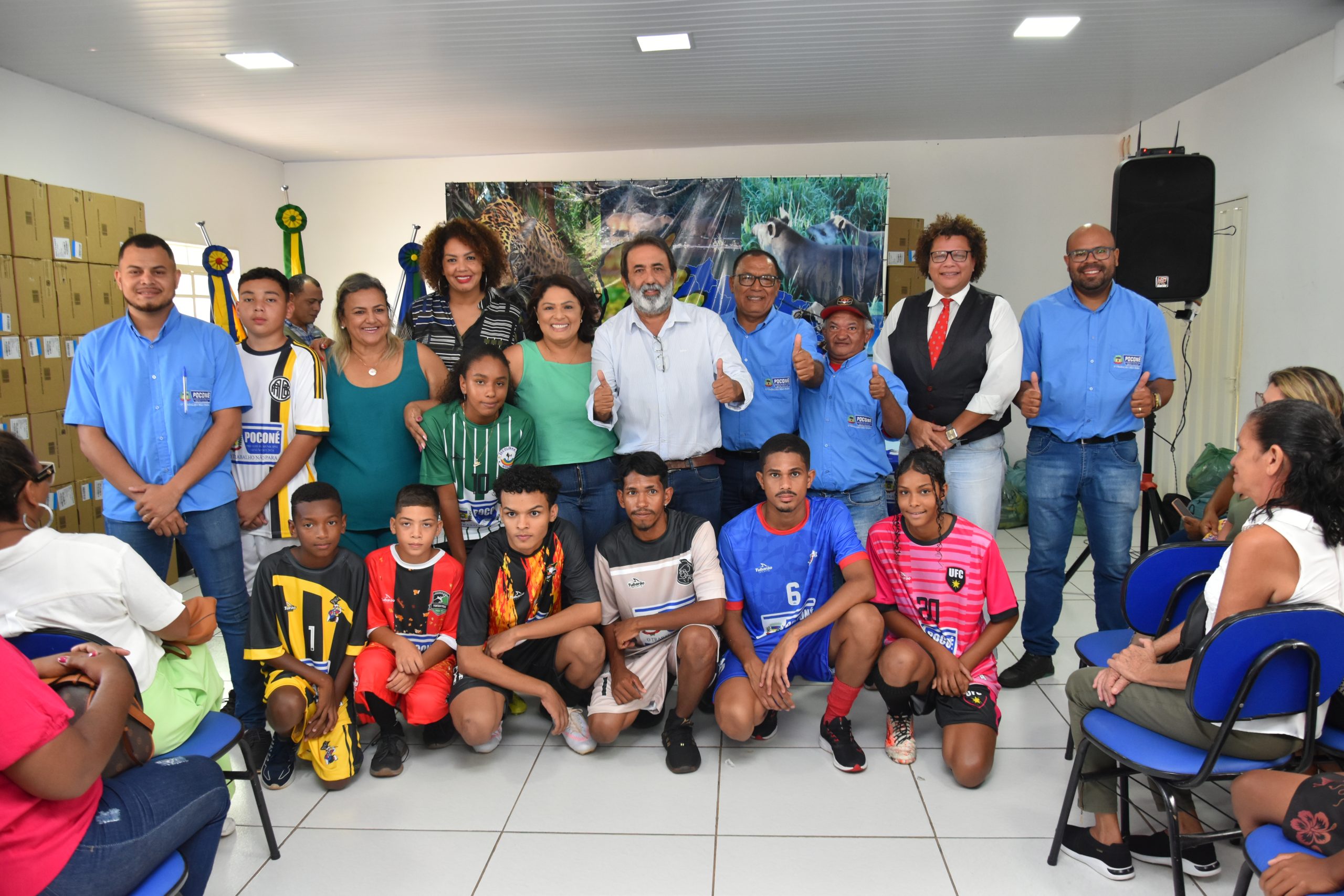 POCONÉ: Prefeitura entrega equipamentos de informática e uniformes esportivos