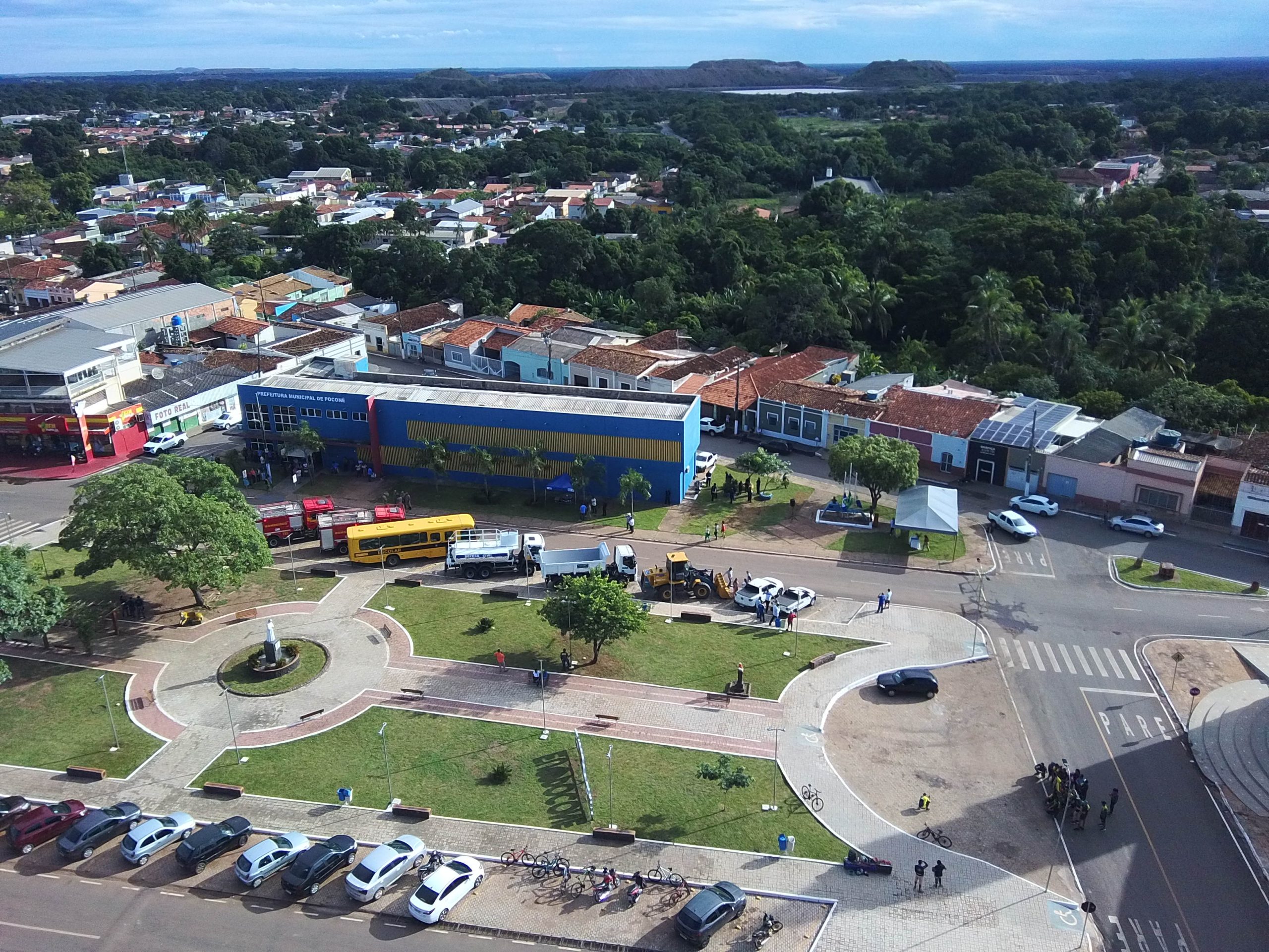 POCONÉ: Prefeitura entrega veículos novos para secretarias municipais e assina convênio para pavimentação asfáltica de ruas do bairro São Benedito