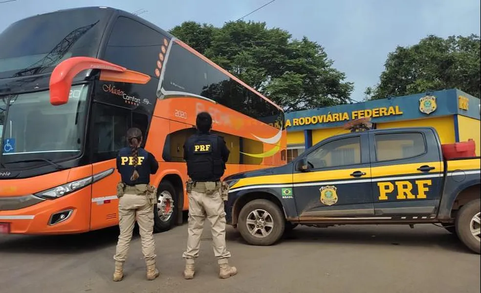 PRF apreende ônibus de MT que voltava de Brasília após invasões na sede dos Três Poderes; outros três veículos estão no DF