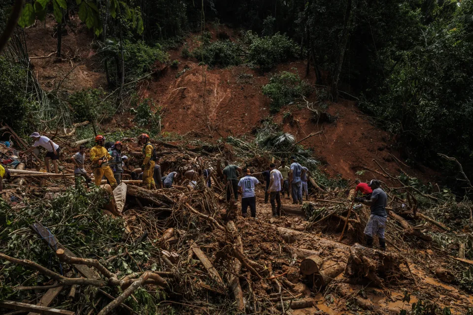 Litoral de SP chega a 48 mortos nas chuvas e entra no 4º dia de busca por sobreviventes