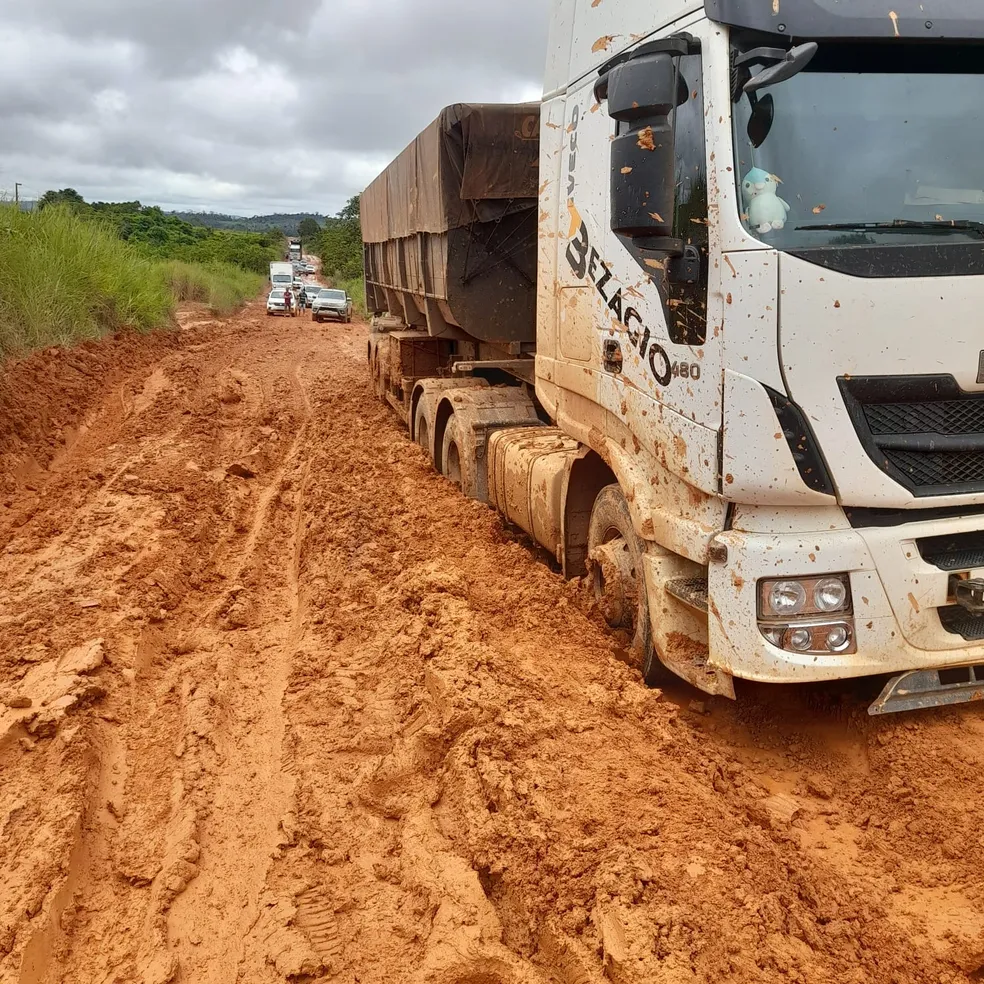 Atoleiros dificultam passagem de veículos em trecho da BR-174 em MT