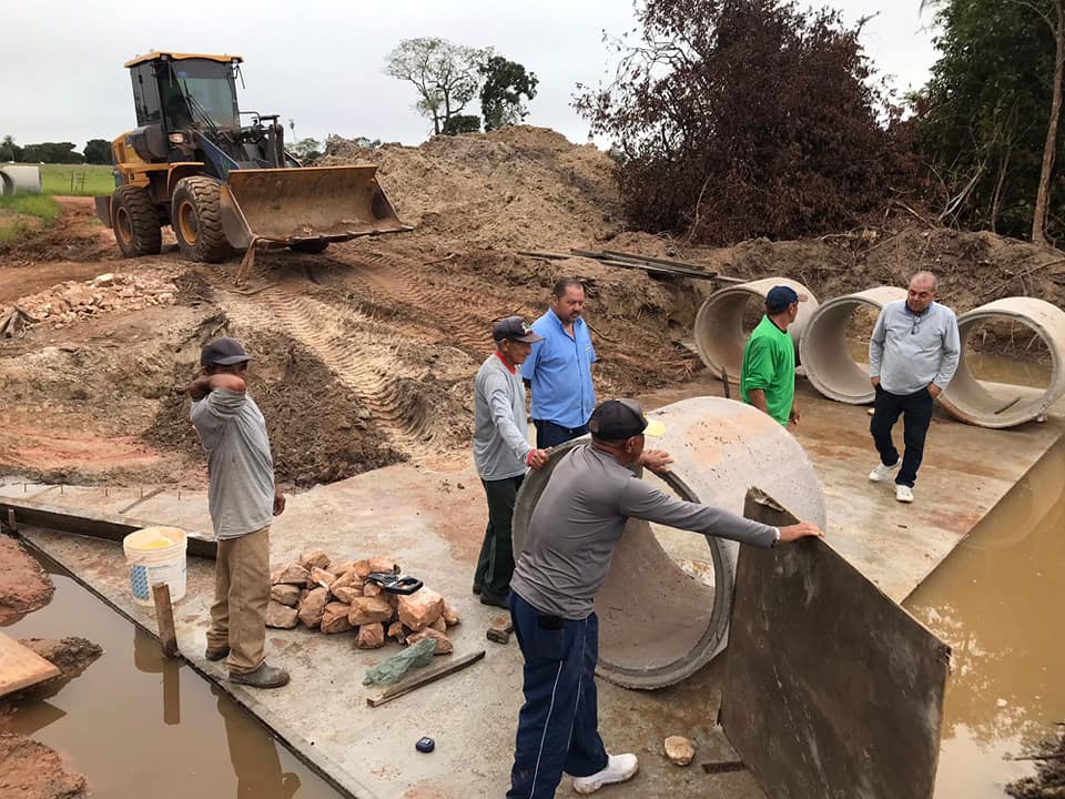 POCONÉ: Secretário Ney Rondon acompanha serviços de ‘obras de arte’ em estradas vicinais