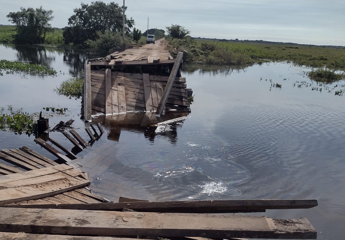 VERGONHA: Ponte na rodovia estadual Transpantaneira rompe, engole veículo e deixa turistas e ribeirinhos ‘ilhados’