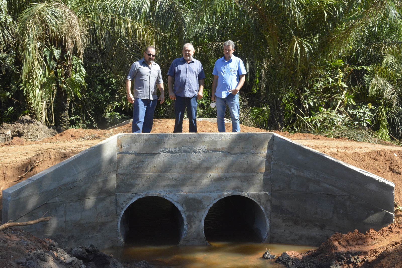 POCONÉ: Parceria com moradores garante substituição de ponte de madeira por manilhas em estrada rural