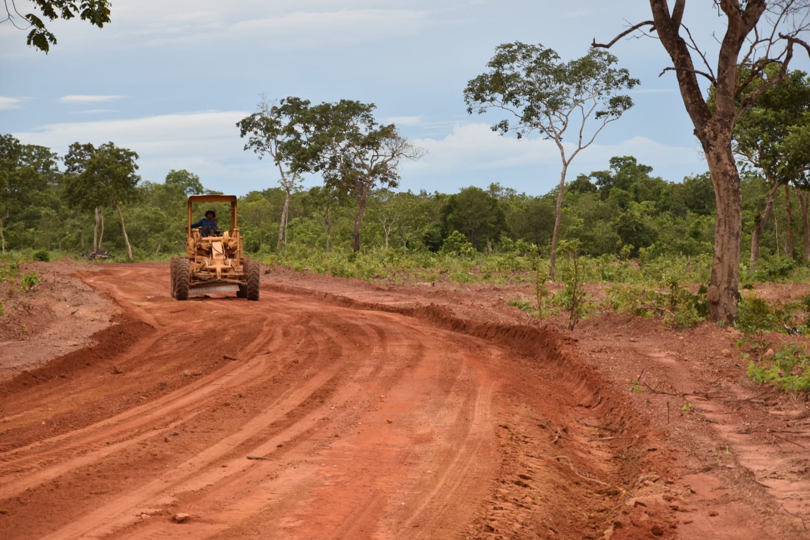 POCONÉ: Continua os serviços de manutenção de estradas vicinais