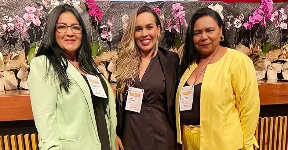 ENTREGA DE HONRARIA: Ageane, Jocilma e Jossielma oferecem Moção de Aplausos aos organizadores da Festa do Divino Espírito Santo em Poconé