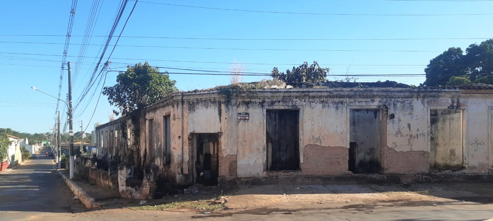 POCONÉ: Corpo de bombeiros combate incêndio em ruinas do antigo hospital