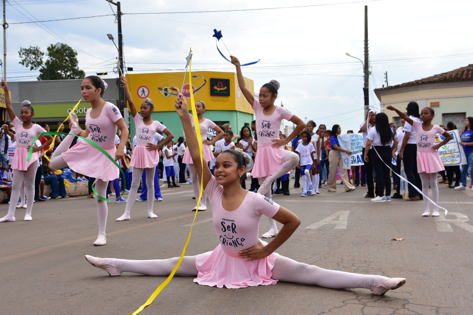 Alunos do Programa SER Família Criança participam de desfile em Poconé