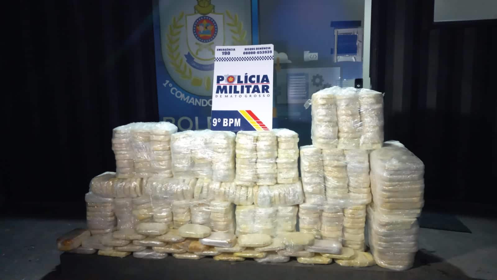 Carreta com 420 tabletes de pasta base de cocaína é apreendida pela PM