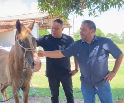 UNIÃO DE FORÇAS: Vereador Dudu Carrapato visita idealizador e benfeitor da Equoterapia Santa em Poconé, vereador Fábio Oliveira