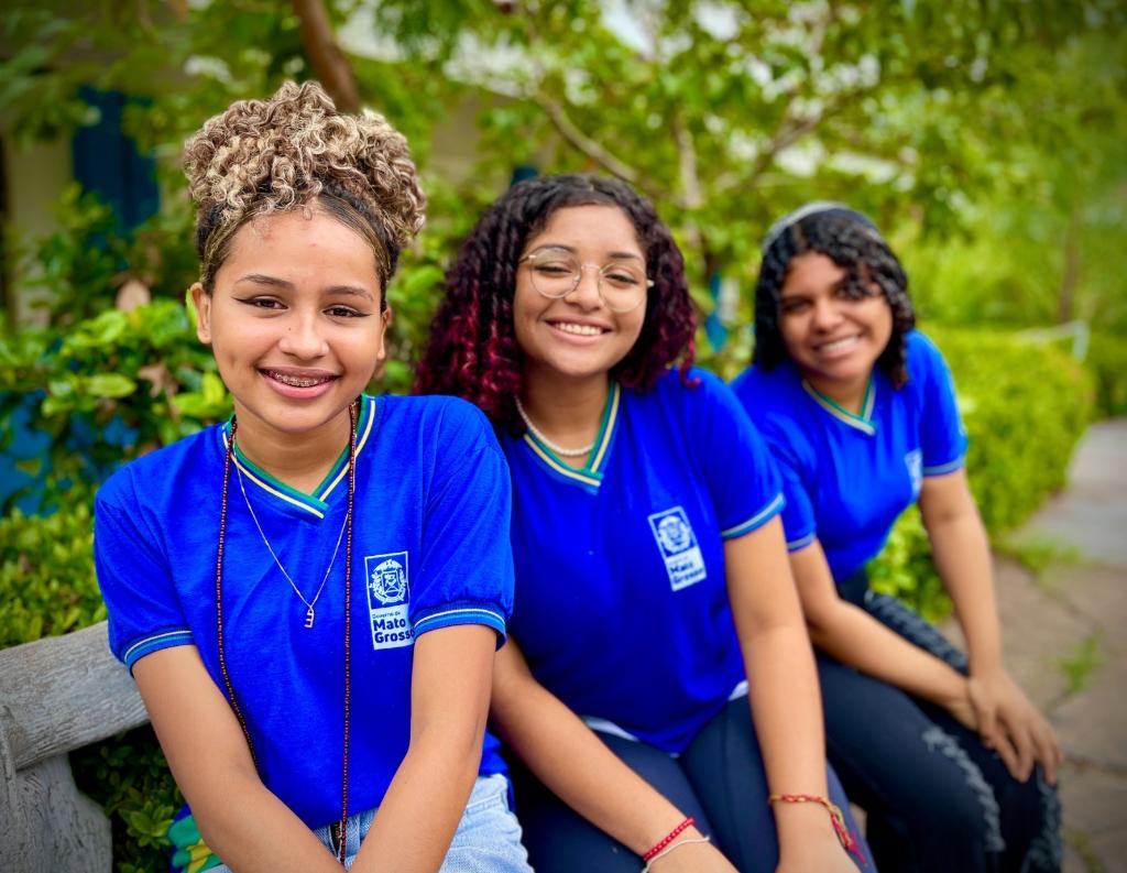 LEI & ORDEM: Alunos de escolas públicas só entram nas escolas se estiverem uniformizados: camiseta, bermuda e tênis (ou jaqueta e calça moletom)