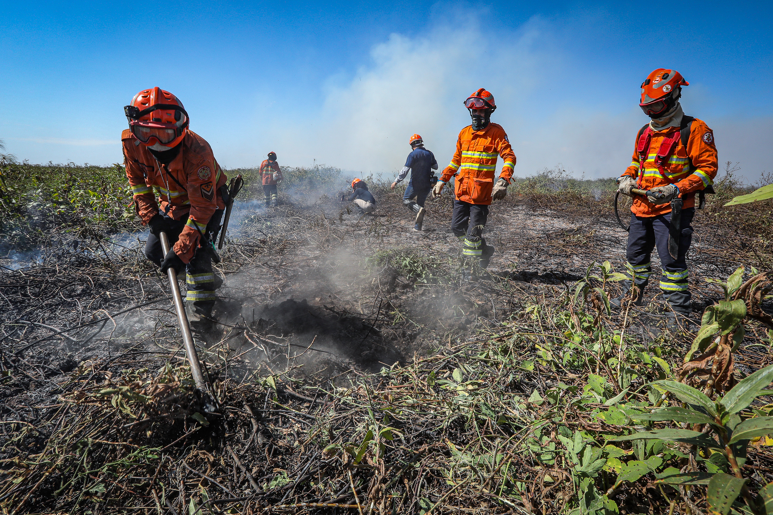 PORTO CONCEIÇÃO:  Corpo de Bombeiros segue no combate ao incêndio em Cáceres